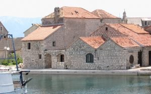 Sucuraj stone house in port